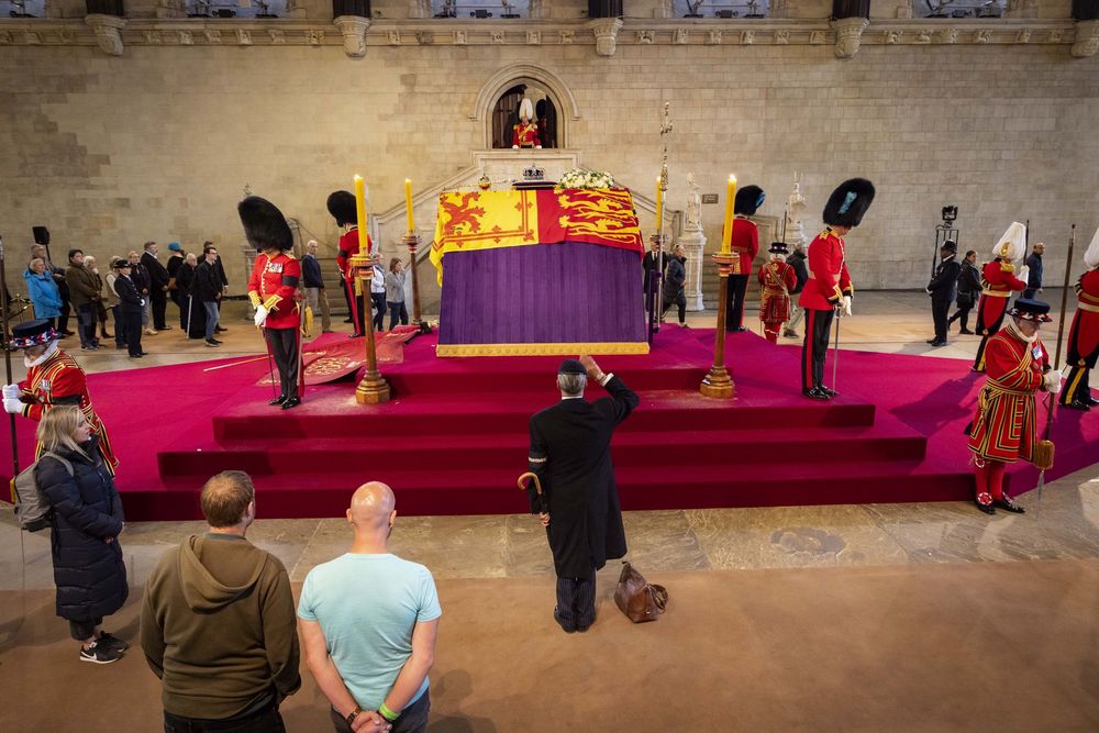 エリザベス女王に敬意を表するため、市民がウェストミンスター宮殿を訪れた=ロンドン、2022年9月16日(UPI)