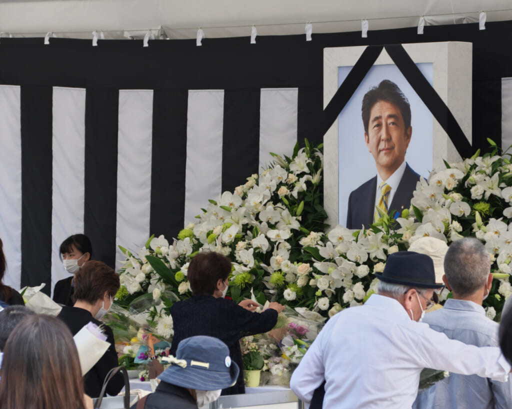 九段坂公園に設けられた一般献花台に献花をする人たち =27日午前、東京千代田区