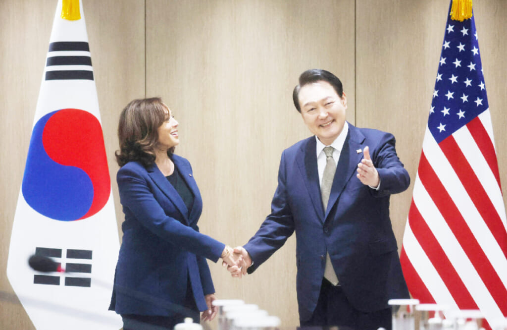 9月29日、ソウルで会談し握手するハリス米副大統領(左)と韓国の尹錫悦大統領(AFP時事)