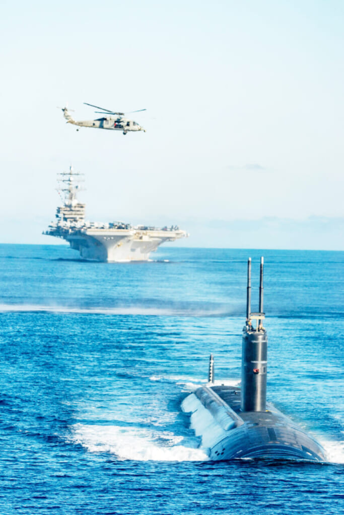 演習に参加する米空母「ロナルドレーガン」(奥)=9月30日、日本海(韓国国防省提供)(AFP時事)