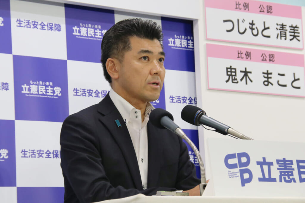 メディアの質問に答える立憲民主党の泉健太代表＝7月10日、東京・永田町の党本部で