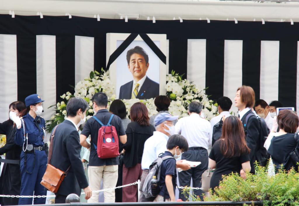 安倍晋三元首相を悼み、多くの国民が献花に訪れた=27日、東京都千代田区