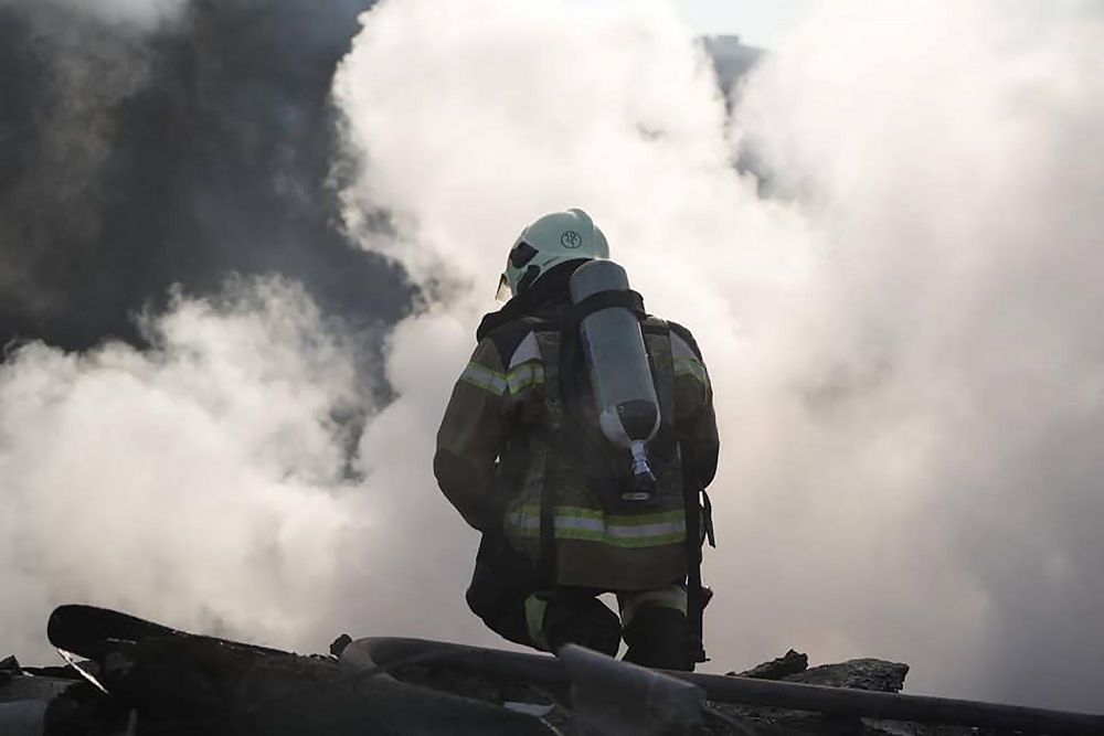 ロシアに攻撃された後の消火活動=ウクライナ、キーウ(10月18日)(UPI)