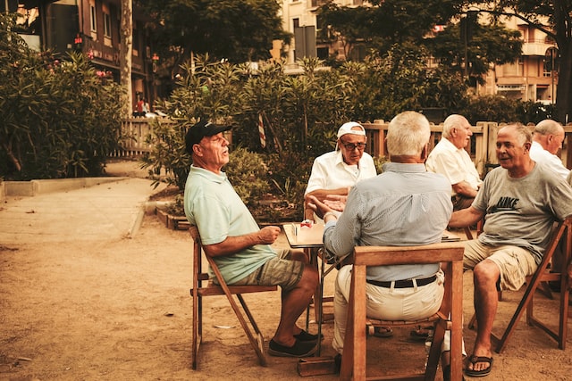 お年寄りのイメージ(Photo by Cristina Gottardi on Unsplash)