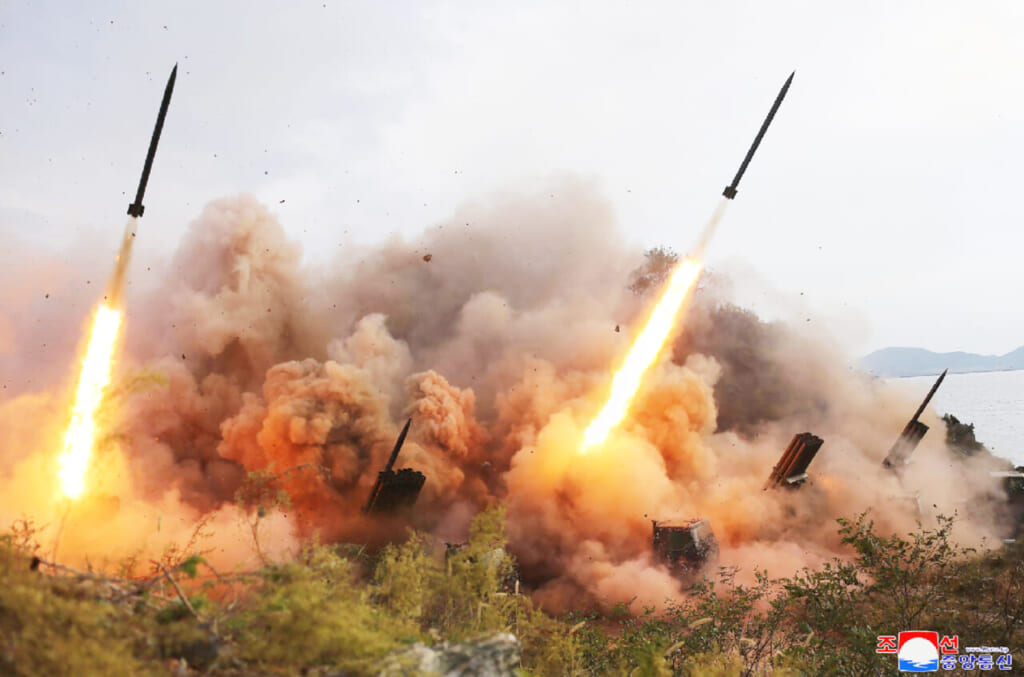 発射される北朝鮮のミサイル=6日、撮影地非公表(朝鮮中央通信が10日配信)(AFP時事)