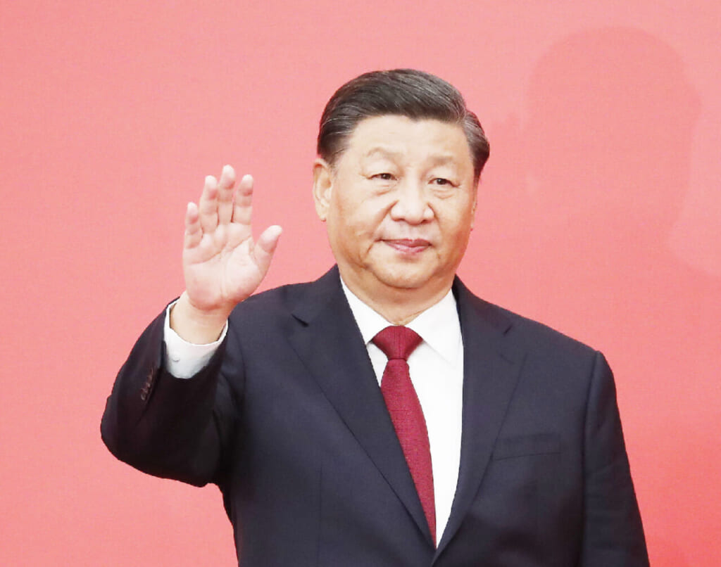 中国共産党大会での記者会見で手を振る習近平総書記(国家主席)=23日、北京(EPA時事)