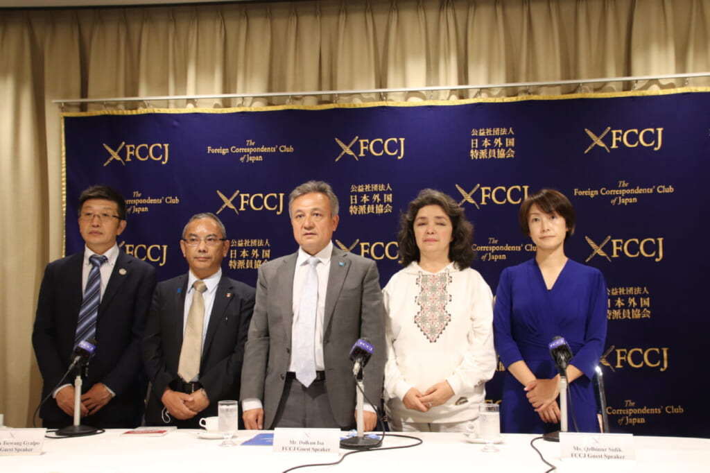 記者会見に臨むウイグル人のケルビヌル・シディクさん(右から2番目)=9月30日、東京都千代田区(村松澄恵撮影)