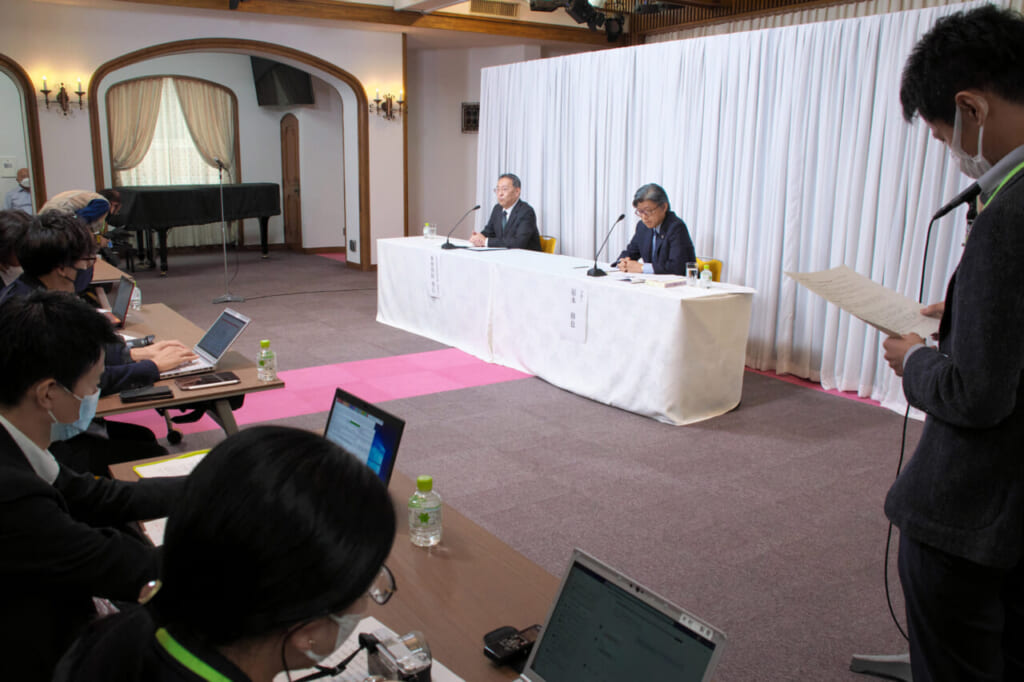 会見する教会改革推進本部の勅使河原秀行本部長(左)と福本修也弁護士 =9月22日午後、東京渋谷区