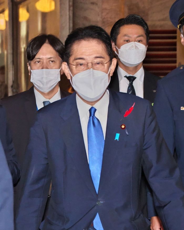 国会議事堂に到着した岸田首相＝10月3日（UPI）