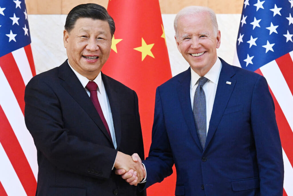14日、インドネシアのバリ島で会談に際し、握手する中国の習近平国家主席(左)とバイデン米大統領(AFP時事)