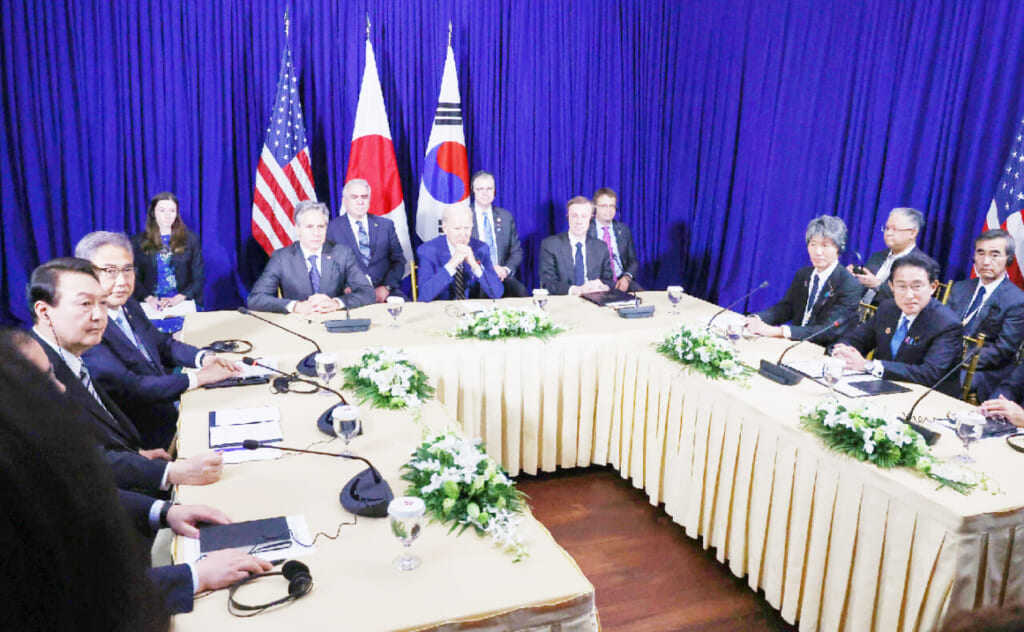 首脳会談に臨む岸田文雄首相(右から2人目)、米国のバイデン大統領(奥中央)、韓国の尹錫悦大統領(左端)=13日午後、プノンペン(代表撮影 時事)
