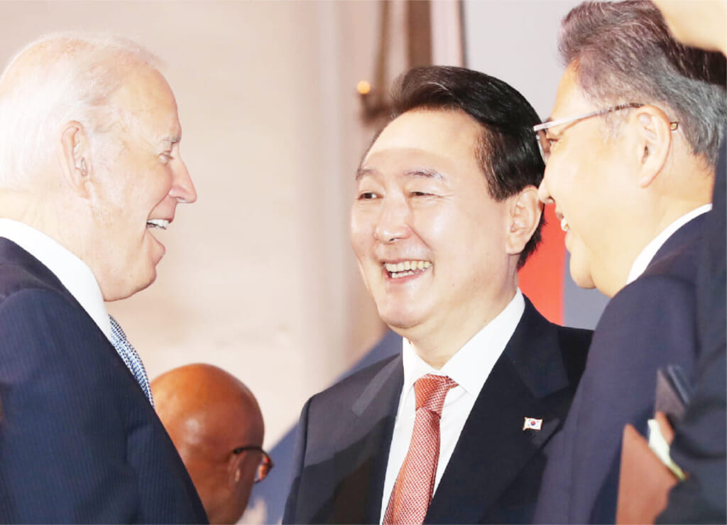 9月21日、ニューヨークで言葉を交わすバイデン大統領(左)と韓国の尹錫悦大統領(中央)(EPA時事)