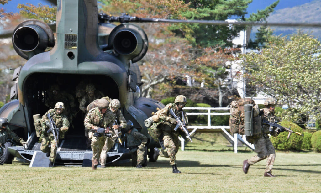 日英実働演習「ヴィジラント・アイルズ」で陸自のCH47Jから展開する陸自隊員と英陸軍の兵士たち　=2018年10月2日午前、静岡県小山町の陸上自衛隊富士学校 訓練名「ヴィジラント・アイルズ」＝「常に目を光らせる島」、もしくは「警戒厳重な島」という意味