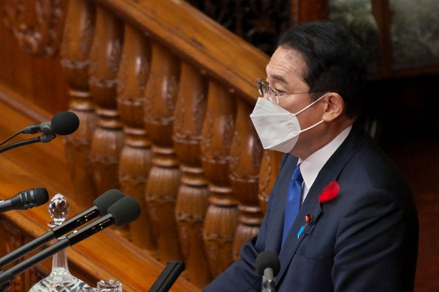 国会で政策について話をする岸田首相＝国会議事堂、10月3日（UPI）