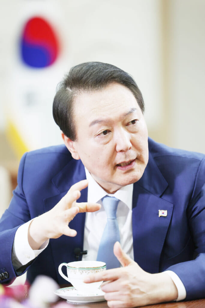 ロイター通信のインタビューを受ける韓国の尹錫悦大統領(大統領府が29日提供・時事)