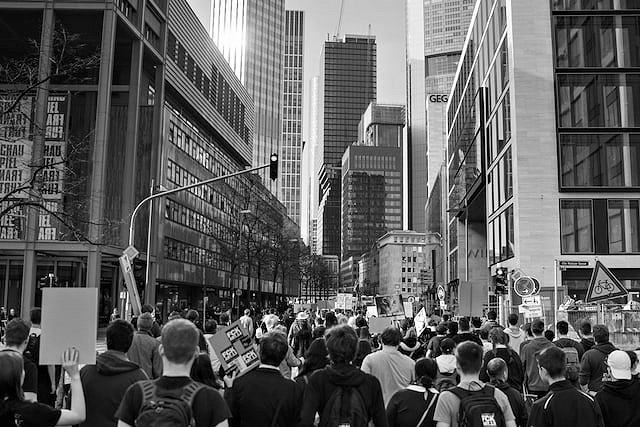 集団デモのイメージ