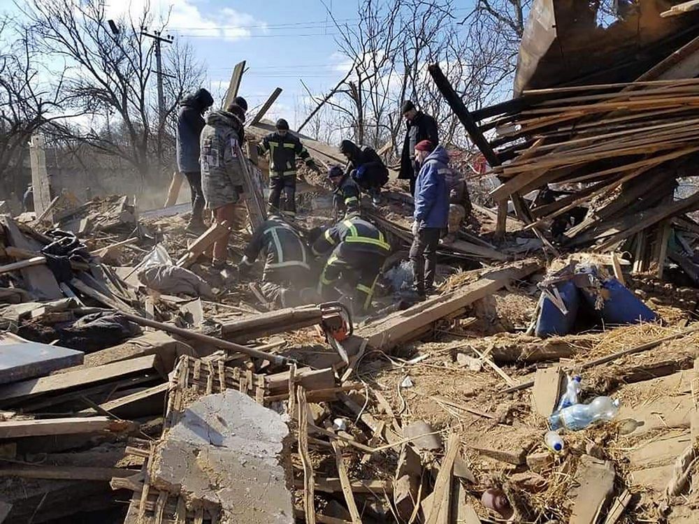 攻撃を受けたエリアを調査している様子=ジトーミル、ウクライナ、12月1日(UPI)