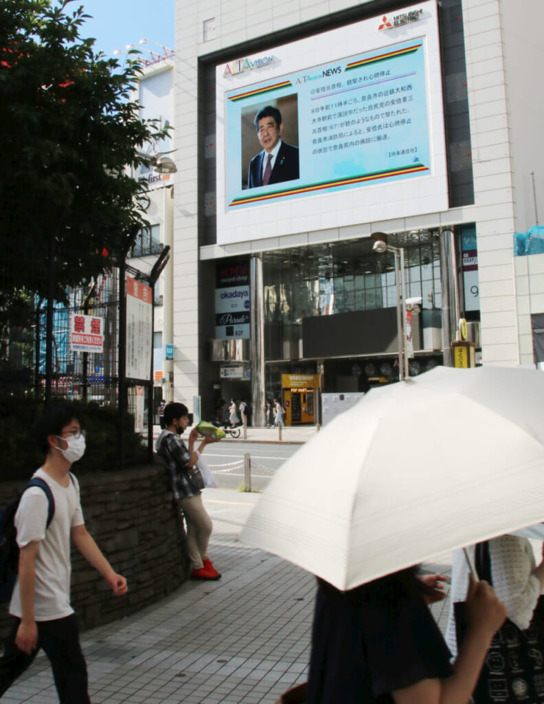 安倍晋三元首相銃撃事件のニュースを報道する=7月8日、新宿・東口アルタビジョンで