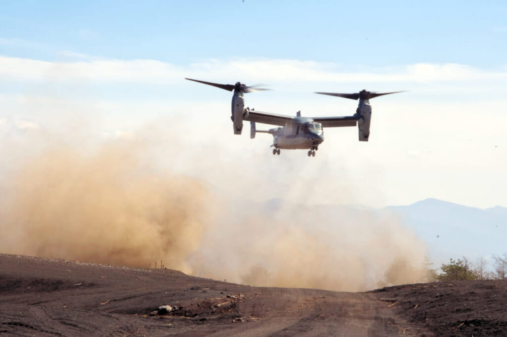 日米共同訓練に初参加した陸上自衛隊のV-22オスプレイ=3月15日午前、静岡県の東富士演習場