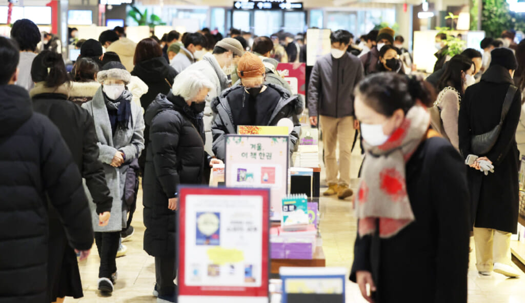 4日、ソウル市内で買い物をする人々(EPA時事)