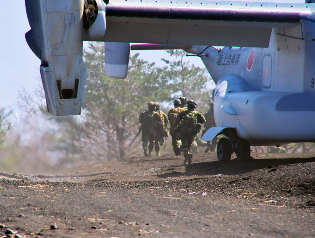 日米共同訓練に初参加した陸上自衛隊のＶ－２２オスプレイから降りる自衛隊員＝３月１５日午前、静岡県の東富士演習場