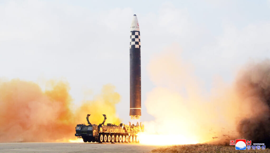北朝鮮の新型大陸間弾道ミサイル(ICBM)「火星17」の発射実験=朝鮮中央通信が2022年1月19日に配信、平壌(AFP時事)