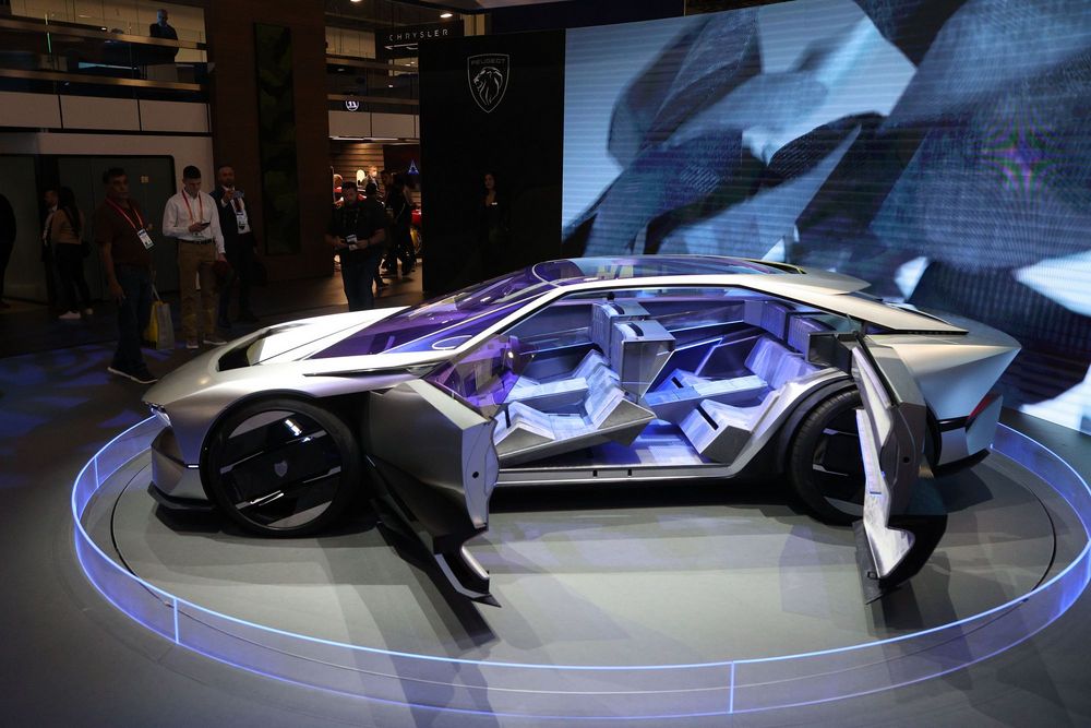 コンシューマー・エレクトロニクス・ショー(CES)2023で披露されたプジョーのEVコンセプトモデル=ラスベガス、アメリカ、7日(UPI)