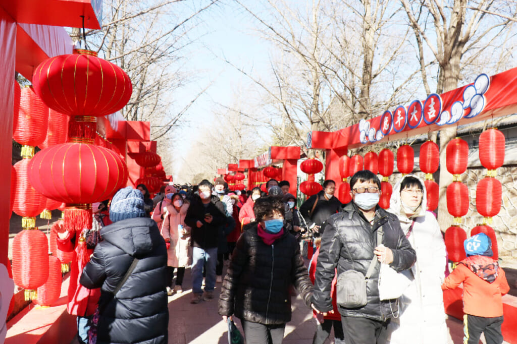 1月27日、春節休暇に多くの人でにぎわう北京市郊外の観光地(時事)