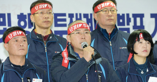 2013年12月23日、記者会見で政権退陣運など今後の計画を発表する民主労総の幹部ら=韓国紙セゲイルボ提供