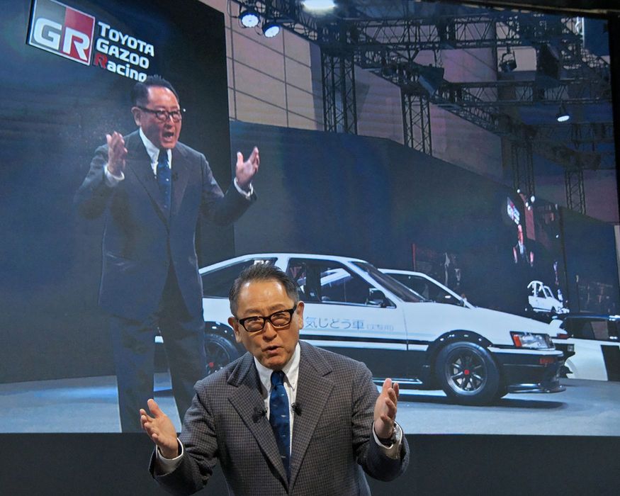 東京オートサロンでプレゼンテーションをする豊田章男社長（当時）＝千葉幕張メッセ、1月13日（UPI）