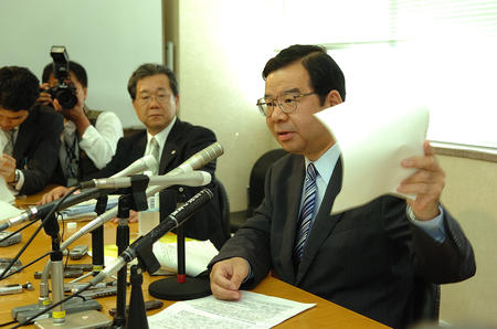 記者会見をする志位委員長(2007年)