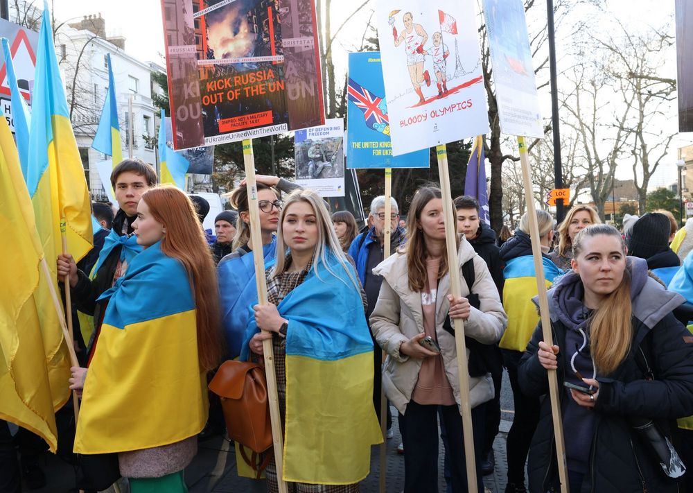 ウクライナ侵攻から一年がたち集会を行う人々＝ロンドン、2月24日（UPI）