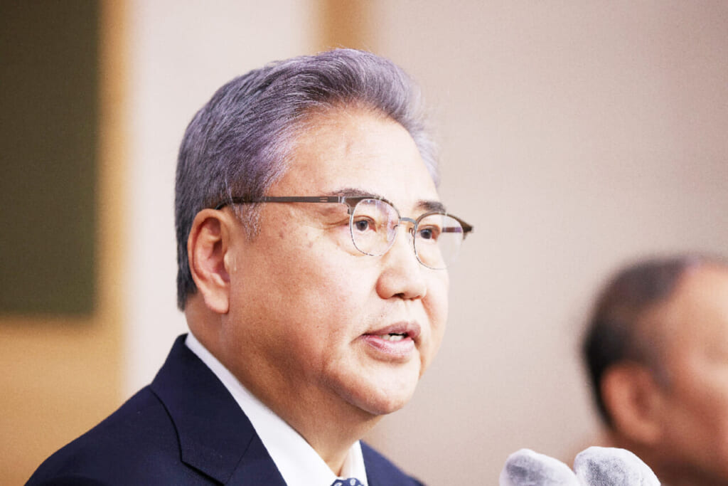 6日、ソウルで元徴用工問題の解決策を発表した韓国の朴振外相(ロイター時事)