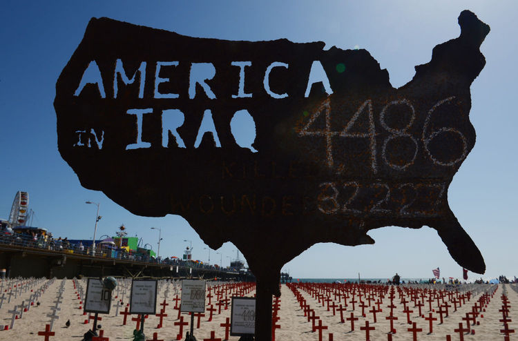カリフォルニア州サンタモニカのビーチメモリアル。イラクとアフガニスタンで戦死したアメリカ兵が表示されている。(UPI)