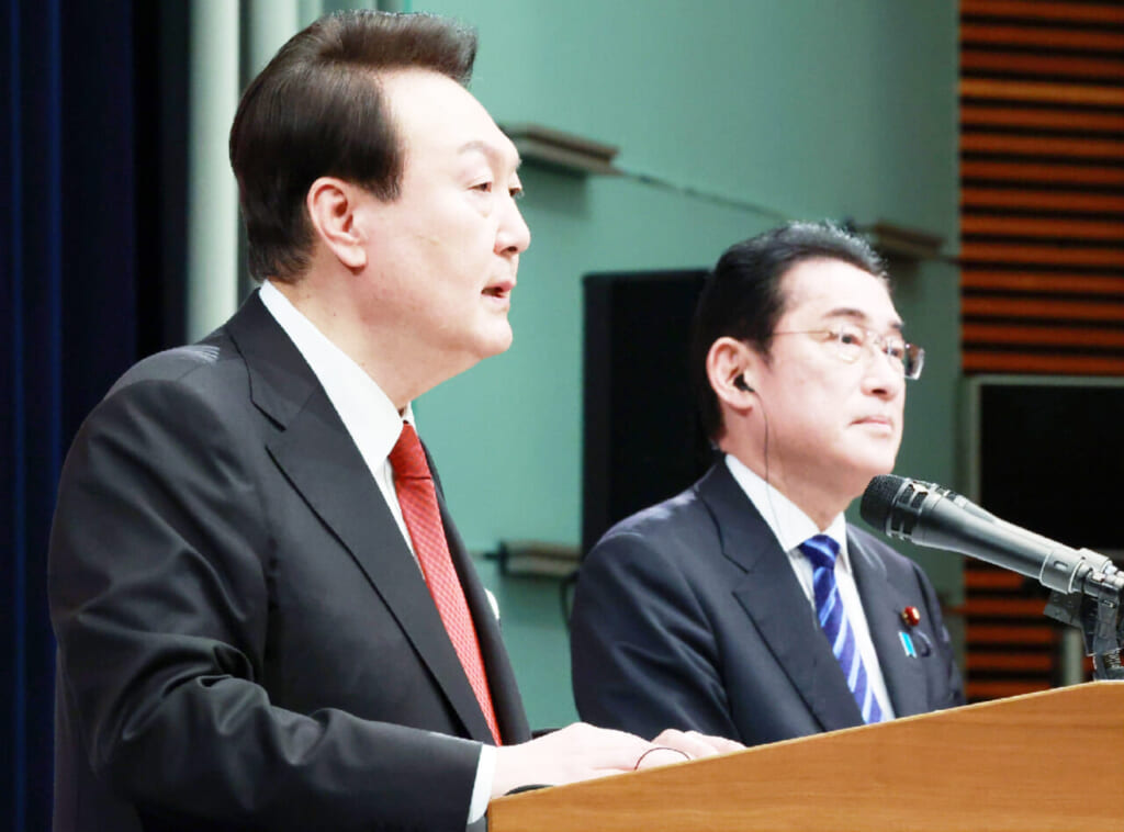 共同記者会見で発言する韓国の尹錫悦大統領(左)と、岸田文雄首相=16日午後、首相官邸