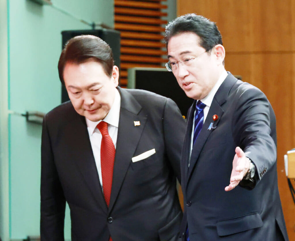 共同記者会見に臨む韓国の尹錫悦大統領(左)と岸田文雄首相=16日午後、首相官邸