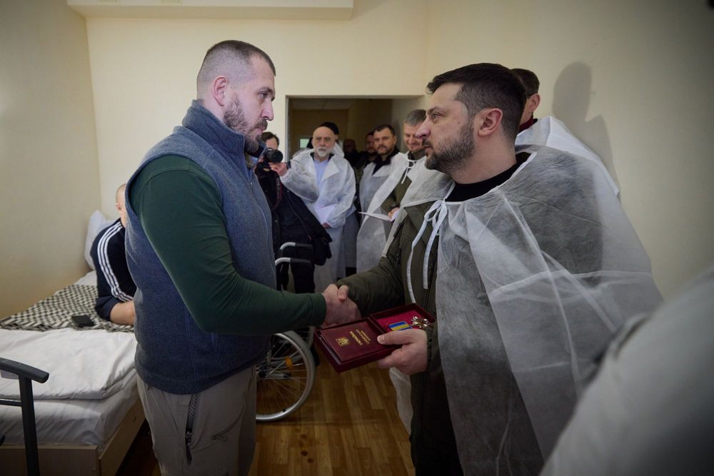 ウクライナのゼレンスキー大統領（右）（UPI）