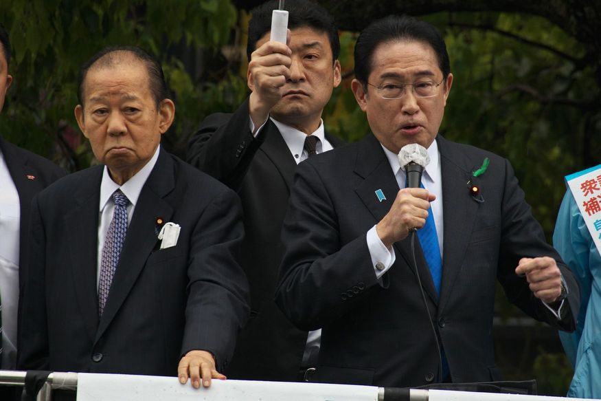 地方選挙で演説をする岸田首相＝和歌山県、4月15日（UPI）