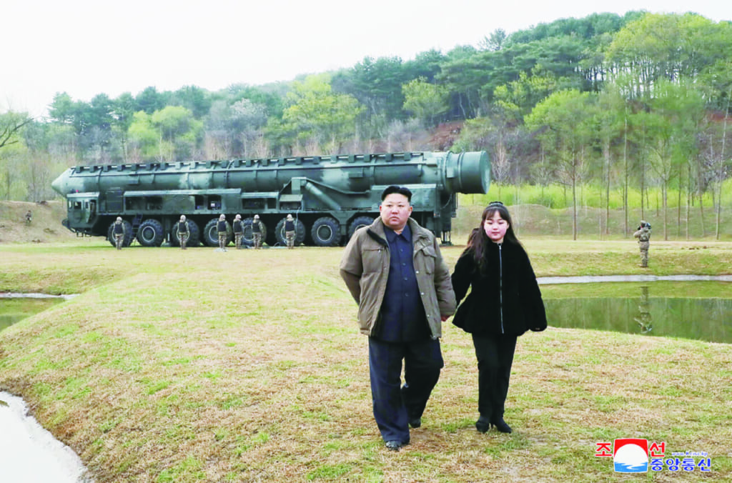 13日、新型大陸間弾道ミサイル(ICBM)「火星18」の試射を視察する金正恩朝鮮労働党総書記(左)(朝鮮通信・時事)