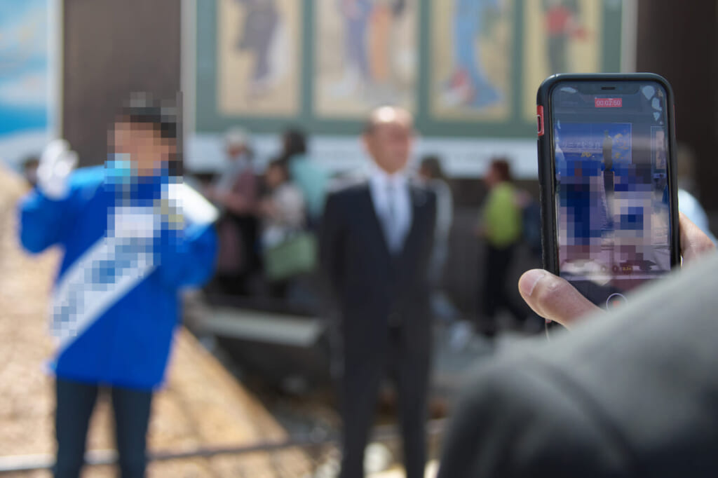 立候補者の演説をスマートフォンで録画する有権者 (奈良県奈良市)