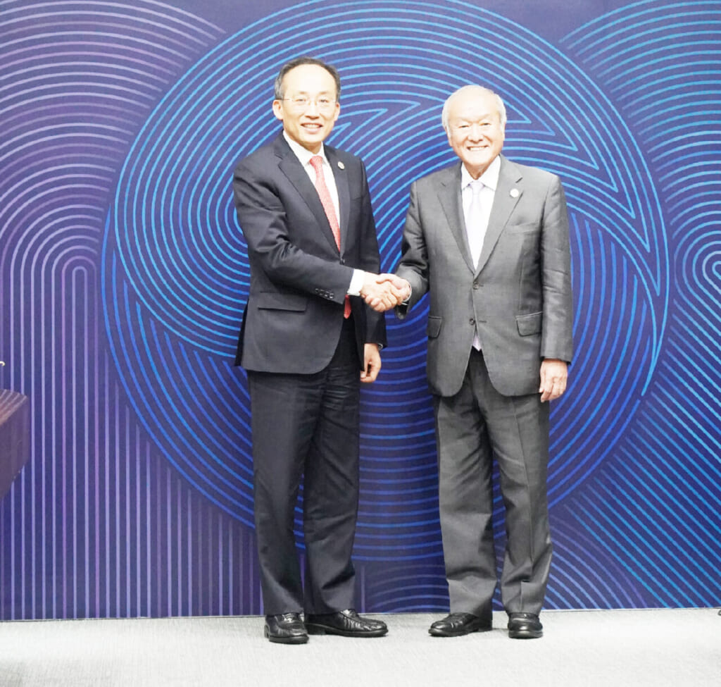 日韓財務省会談で握手する鈴木俊一財務相(右)と韓国の秋慶鎬・経済副首相兼企画財政相=2日、韓国・仁川(時事)