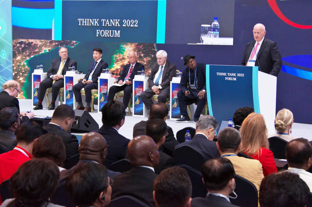 4日、ソウルで開催された「第6回シンクタンク2022フォーラム」で講演するマイケル・ピルズベリー氏(右)(森啓造撮影)