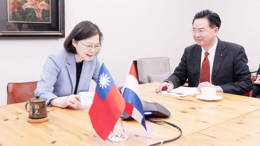 パラグアイのペニャ次期大統領に祝福の電話をする台湾の蔡英文総統（蔡総統のツイッターから）