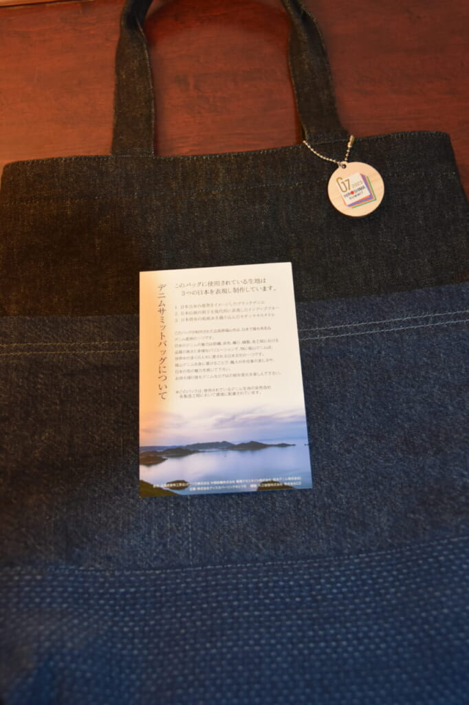 デニム生地でできたバッグ