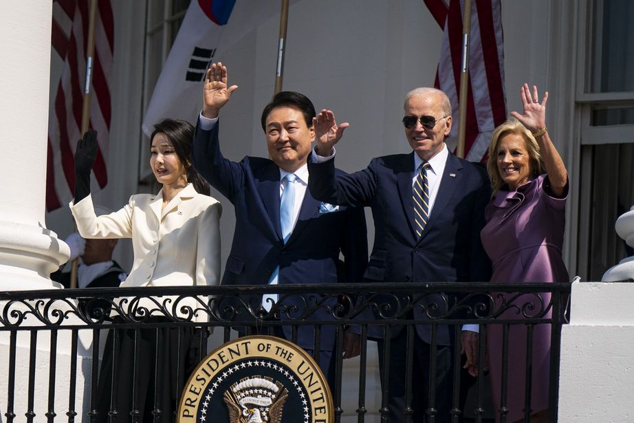 アメリカのホワイトハウスを訪れた尹錫悦韓国大統領(左から2番目)=アメリカ、ワシントン、4月26日(UPI)