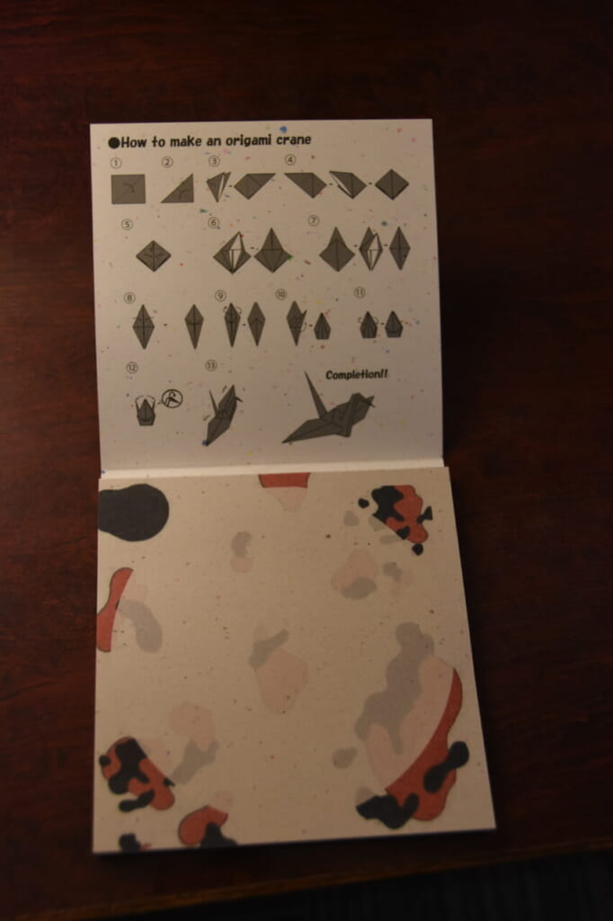 折り鶴の再生紙でできたメモ帳