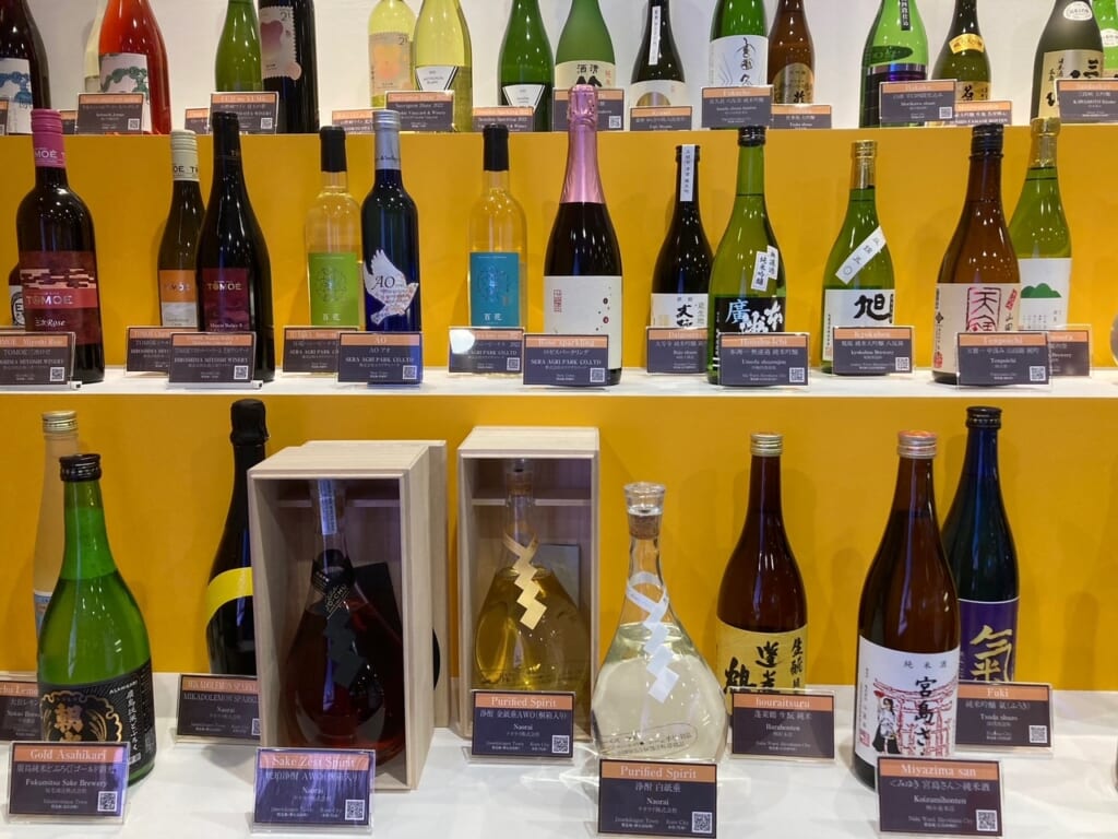 広島の地酒が試飲できるコーナーは大人気=20日、広島市の国際メディアセンター