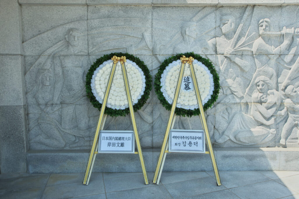 岸田文雄首相は韓国の国立ソウル顕忠院を訪れ献花した