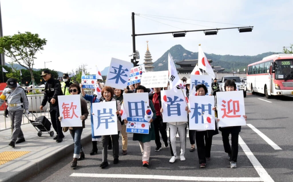 光化門前で岸田首相歓迎のデモ行進をする韓国人ら=7日、ソウル、(竹澤安李紗撮影)