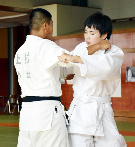 柔道の稽古に打ち込む皆川優太君（右）＝１１日、新潟県魚沼市